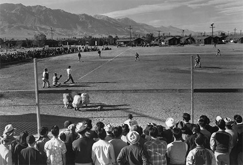 野球は人気のスポーツだった。by Ansel Adams / Library of Congress